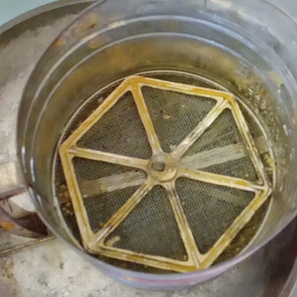 Vintage flour sifter with a pan - Picture 4 of 4